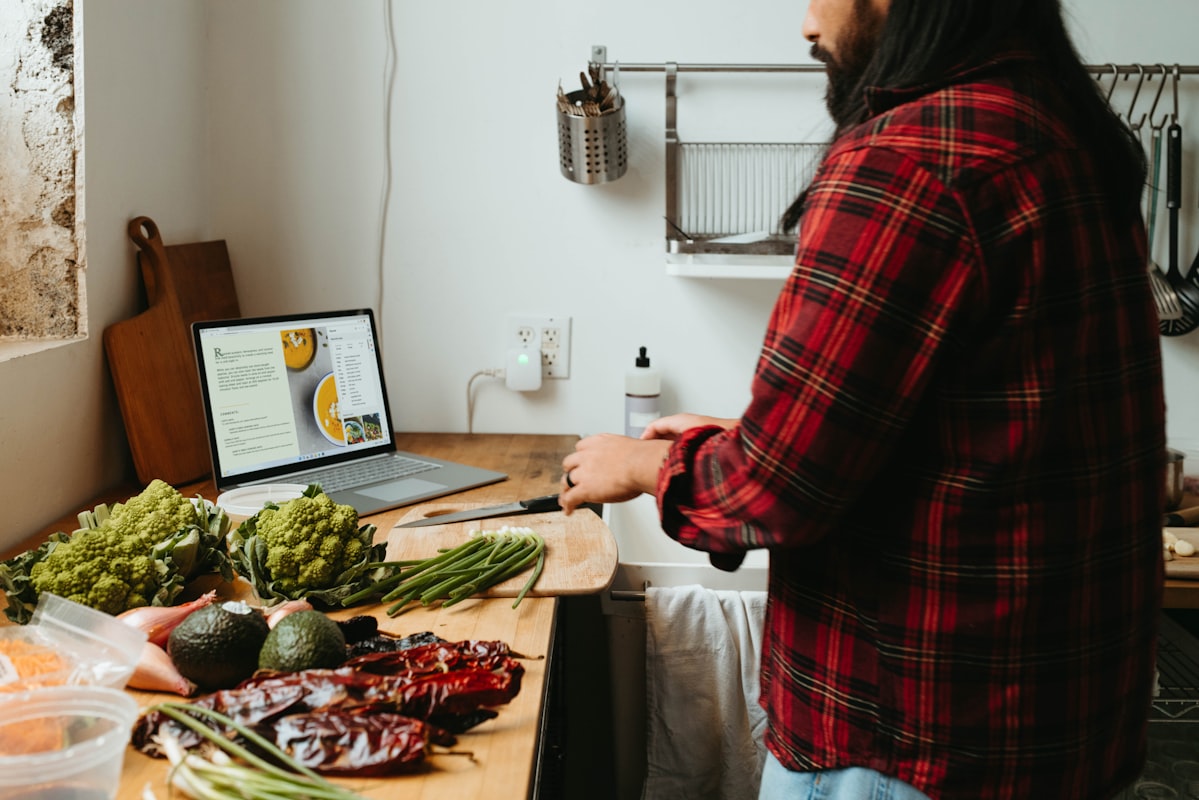 Interactive online cooking class demonstration